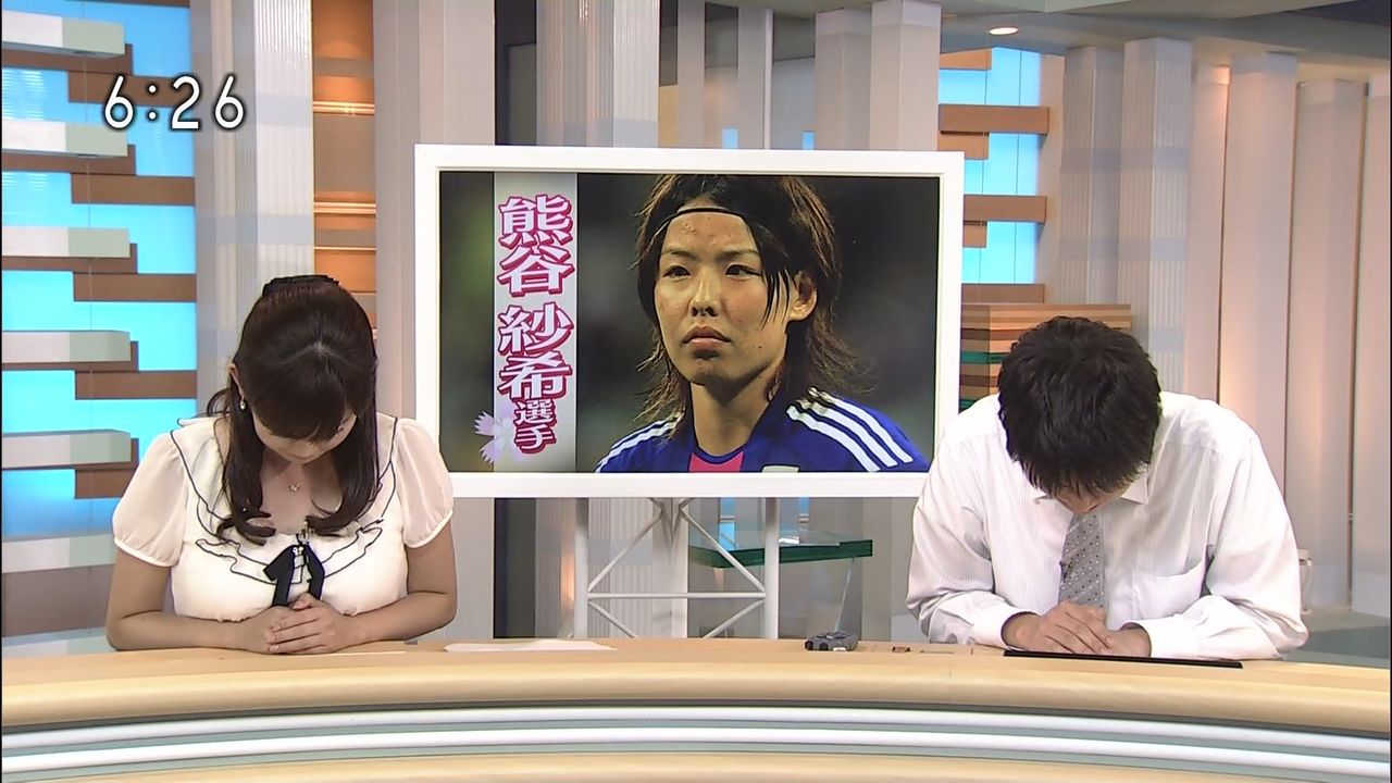 ニュース番組で女子アナの巨乳おっぱいがうっかり腕に乗ってしまうwww エロキャプちゃんねる ニュース番組で女子アナの巨乳おっぱいがうっかり腕に乗ってしまうwww エロキャプちゃんねる