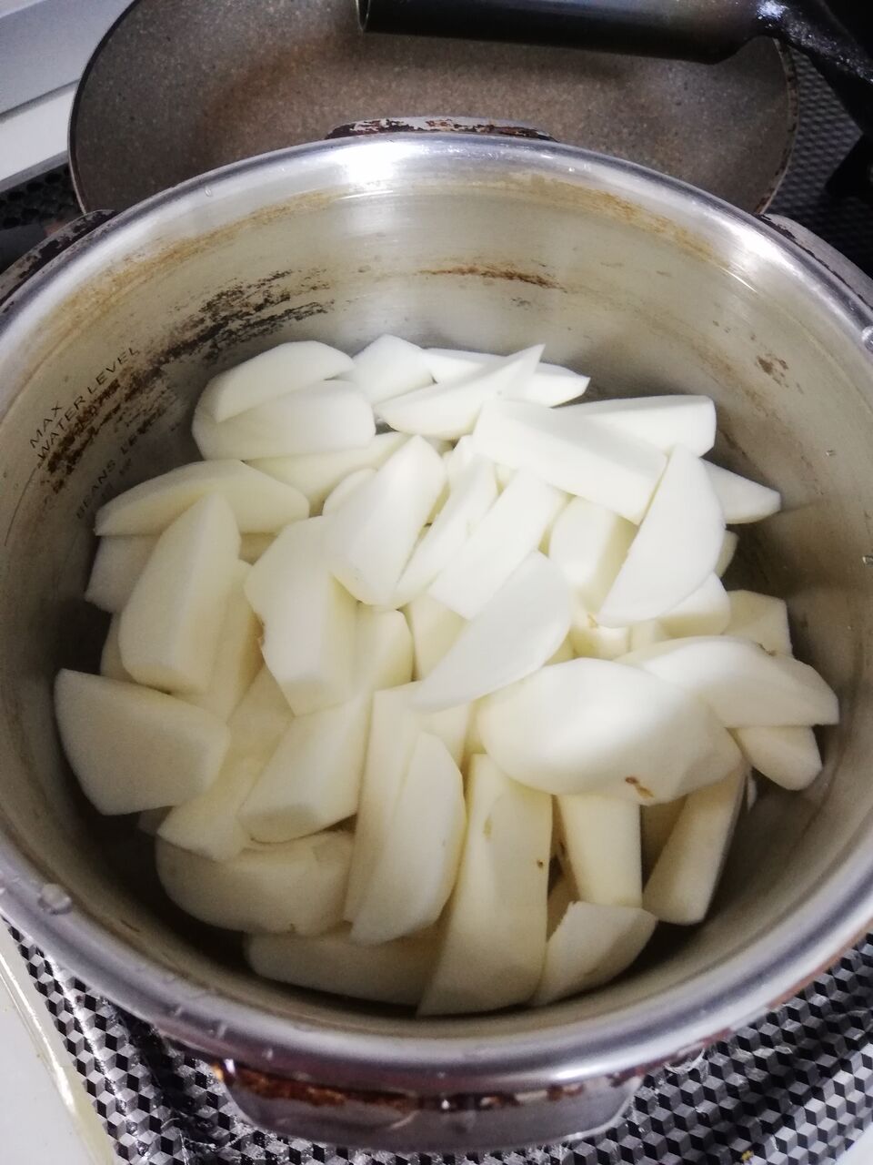 ジャガイモを煮る