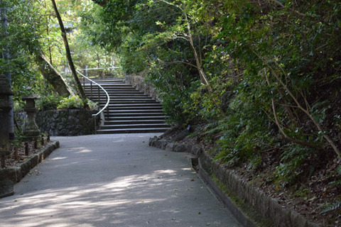 社務所への参道