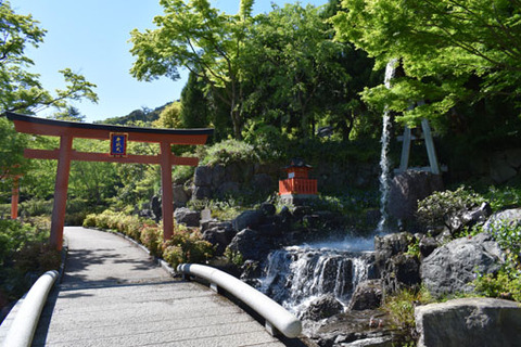 鳥居と滝