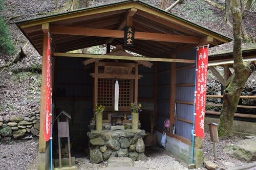音羽の山寺 : 牛尾観音法嚴寺史／鏡山次郎 著 音羽の山寺 / 鏡山