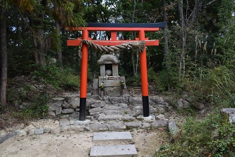 三重塔-石の祠