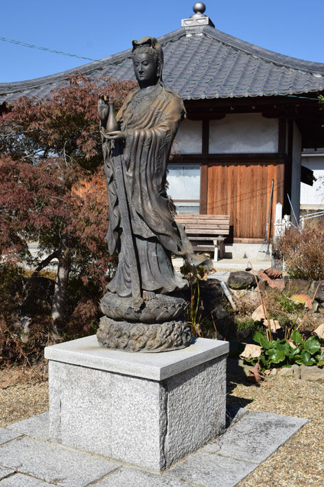 池畔の観音像