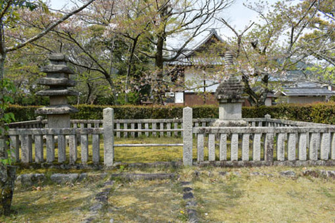 嵯峨天皇供養塔