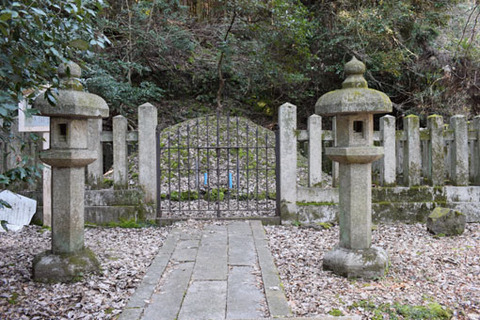 新羅三郎の墓-2
