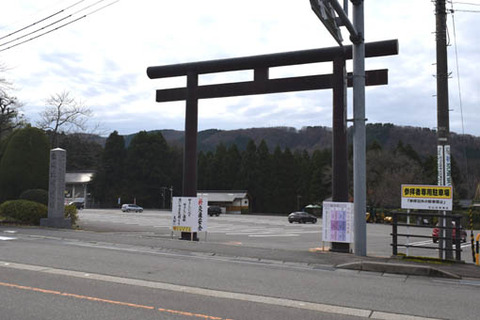 駐車場の鳥居