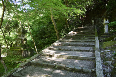 参道の石段-宝篋印塔