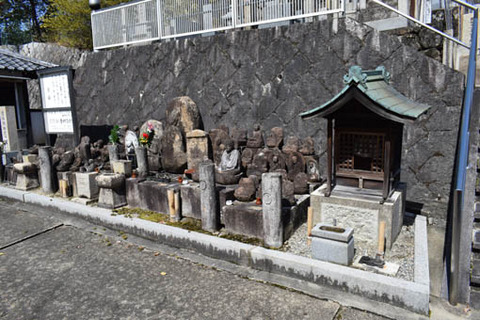 三縁寺-墓地の石仏