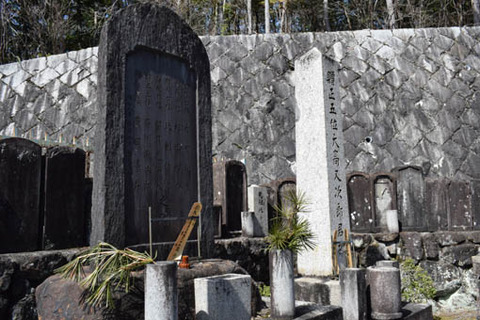 池田屋事変殉難烈士之墓-左