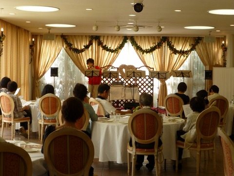 八日市ロイヤルホテル　皆さんで歌を