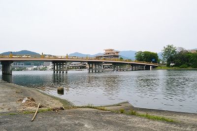 ①瀬田川　唐橋湖岸の汚れ