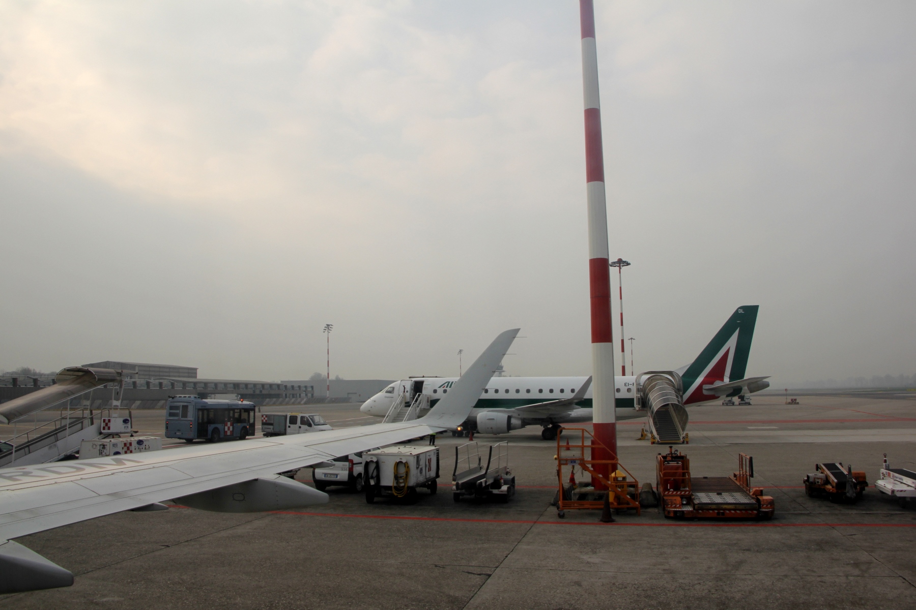 1035 早朝のパリ オルリー空港からアリタリア航空az357便でミラノへ 地球の覗き方 1035 早朝のパリ オルリー空港からアリタリア航空az357便でミラノへ 地球の覗き方