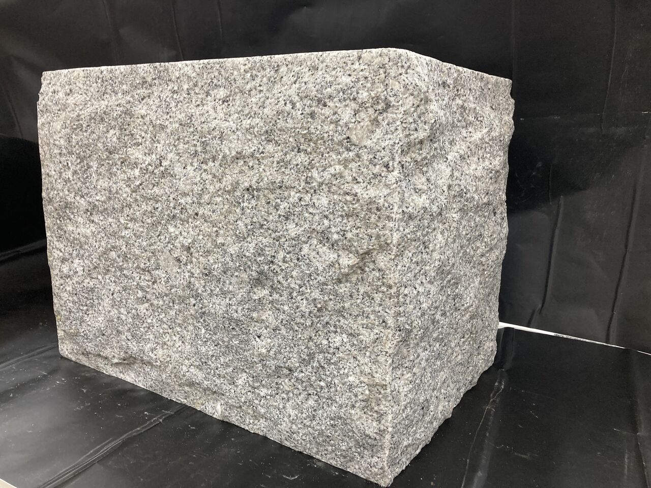 中国産】間知石 白 400mm×250mm×300mm 直角割肌四方一寸サンダー