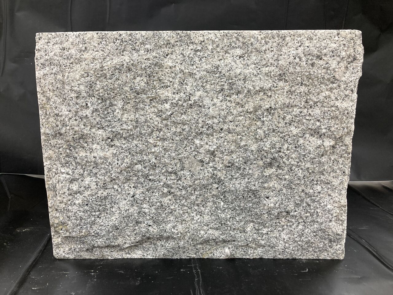 中国産白間知石割肌四方一寸サンダー仕上げ300✕400✕250控ミリ10個セット 中国産】間知石 白 400mm×250mm×300mm 直角割肌四方一寸サンダー : (有