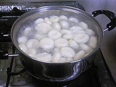 白玉茹でてる 白玉茹でてる
