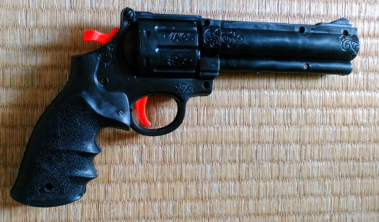 ピタッとひっつく ソフト吸盤ピストルマグナム カツウザーののらくら