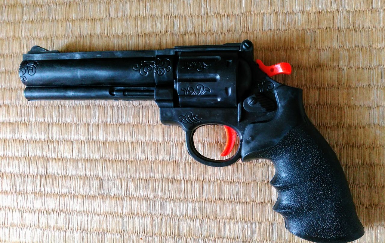 ピタッとひっつく ソフト吸盤ピストルマグナム カツウザーののらくら