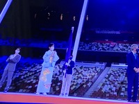 小池知事五輪旗