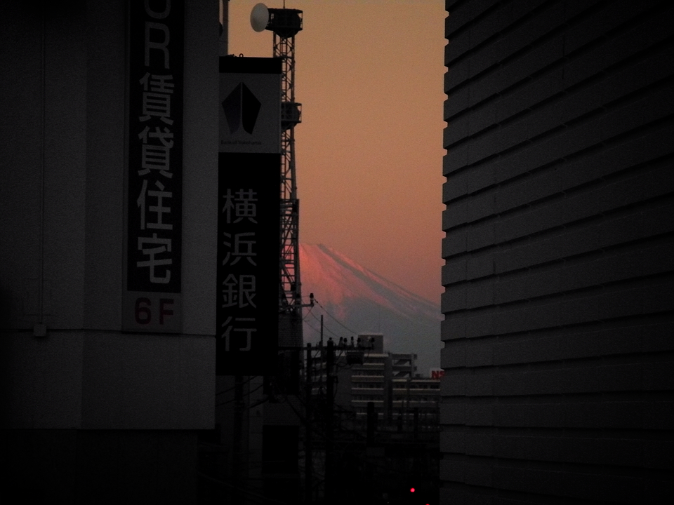 ビル隙間から富士山見えて少し得した気分 Hungry Noplace