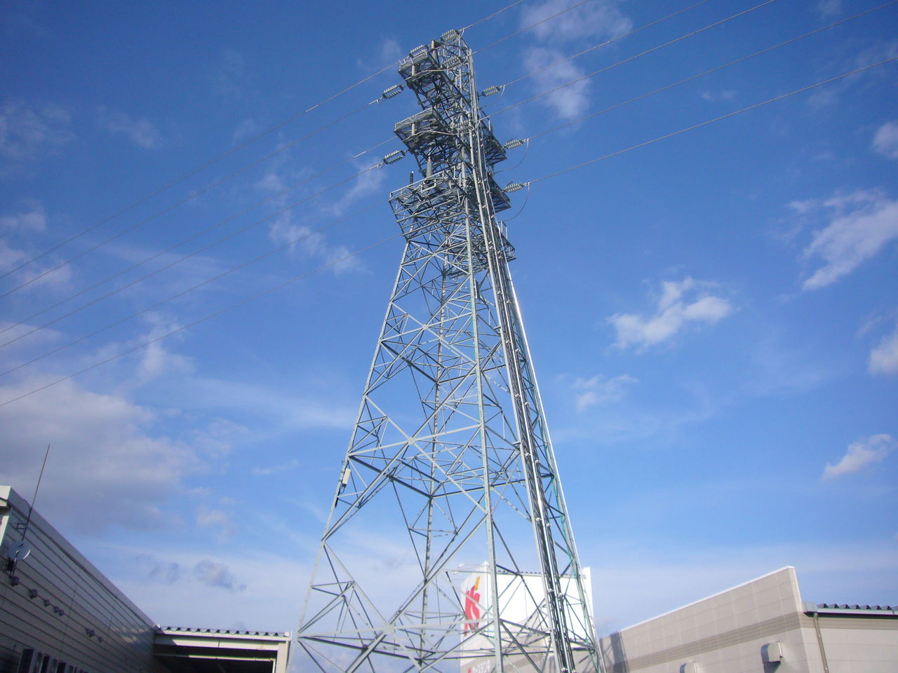 イオンモール新小松店へ電力を送る高圧送電鉄塔になります 北陸地区 セブン イレブン 開店情報 福井 石川 富山