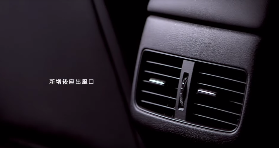 台湾仕様mazda3 左ハンドル には後部座席用エアコン風吹き出し口が装備されていました K Blog 台湾仕様mazda3 左ハンドル には後部座席用エアコン風吹き出し口が装備されていました K Blog