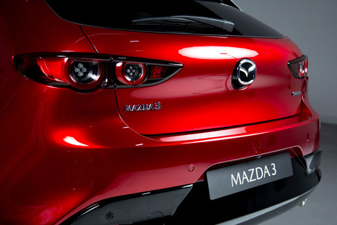 mazda-3-2019-rojo-detalles-01
