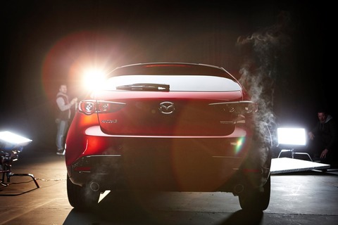 rankin_mazda3_bts_london_shoot-1_prev