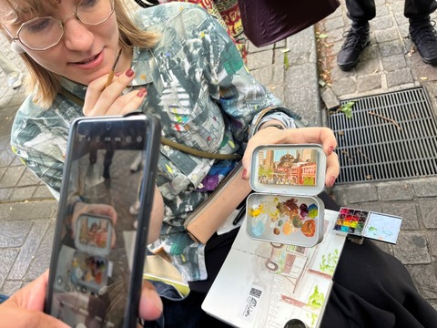 小さなカンの中の油絵