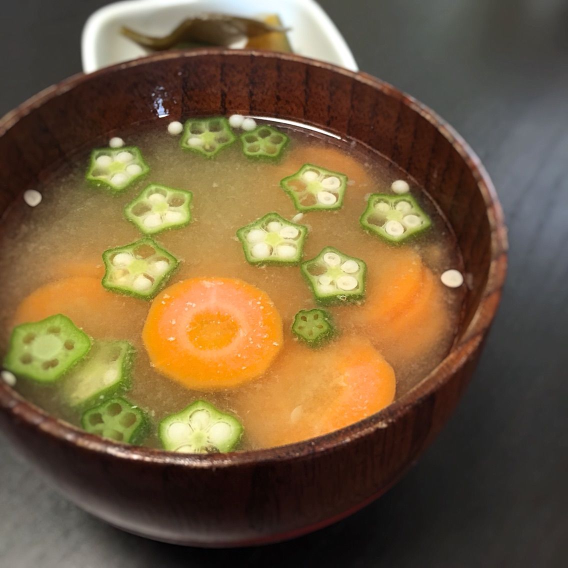 輪切りがかわいい オクラと人参の味噌汁 味噌汁をつくろう 毎日の料理 食事 片付けが楽しくなる近道 輪切りがかわいい オクラと人参の味噌汁 味噌汁をつくろう 毎日の料理 食事 片付けが楽しくなる近道