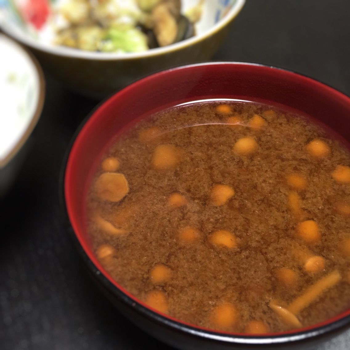黒豆みそ でなめこの味噌汁 味噌汁をつくろう 毎日の料理 食事 片付けが楽しくなる近道 黒豆みそ でなめこの味噌汁 味噌汁をつくろう 毎日の料理 食事 片付けが楽しくなる近道