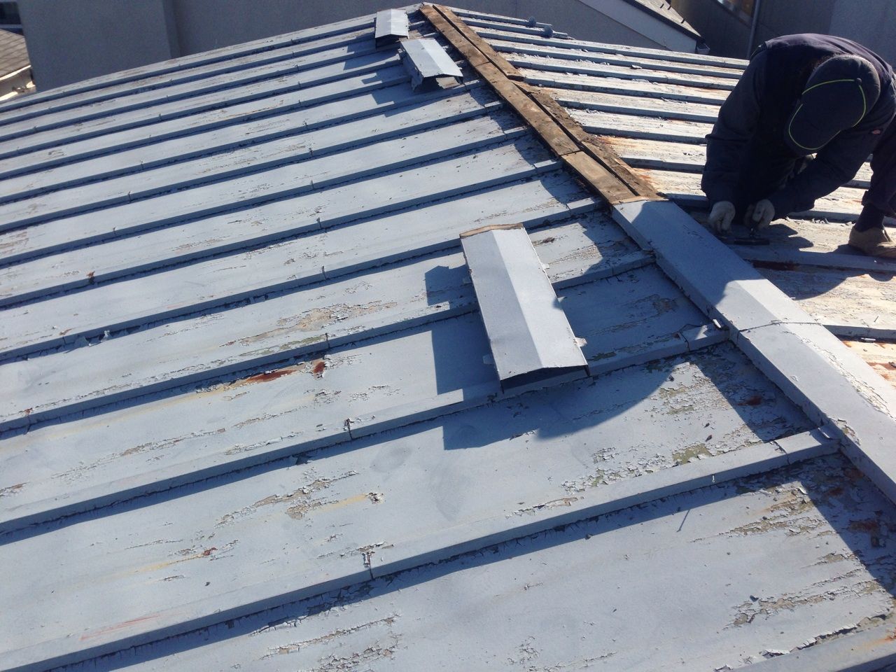 瓦棒 トタン屋根 の 葺き替え工事 既存 瓦棒解体作業中 川崎市 横浜水漏れ雨漏り修理センター