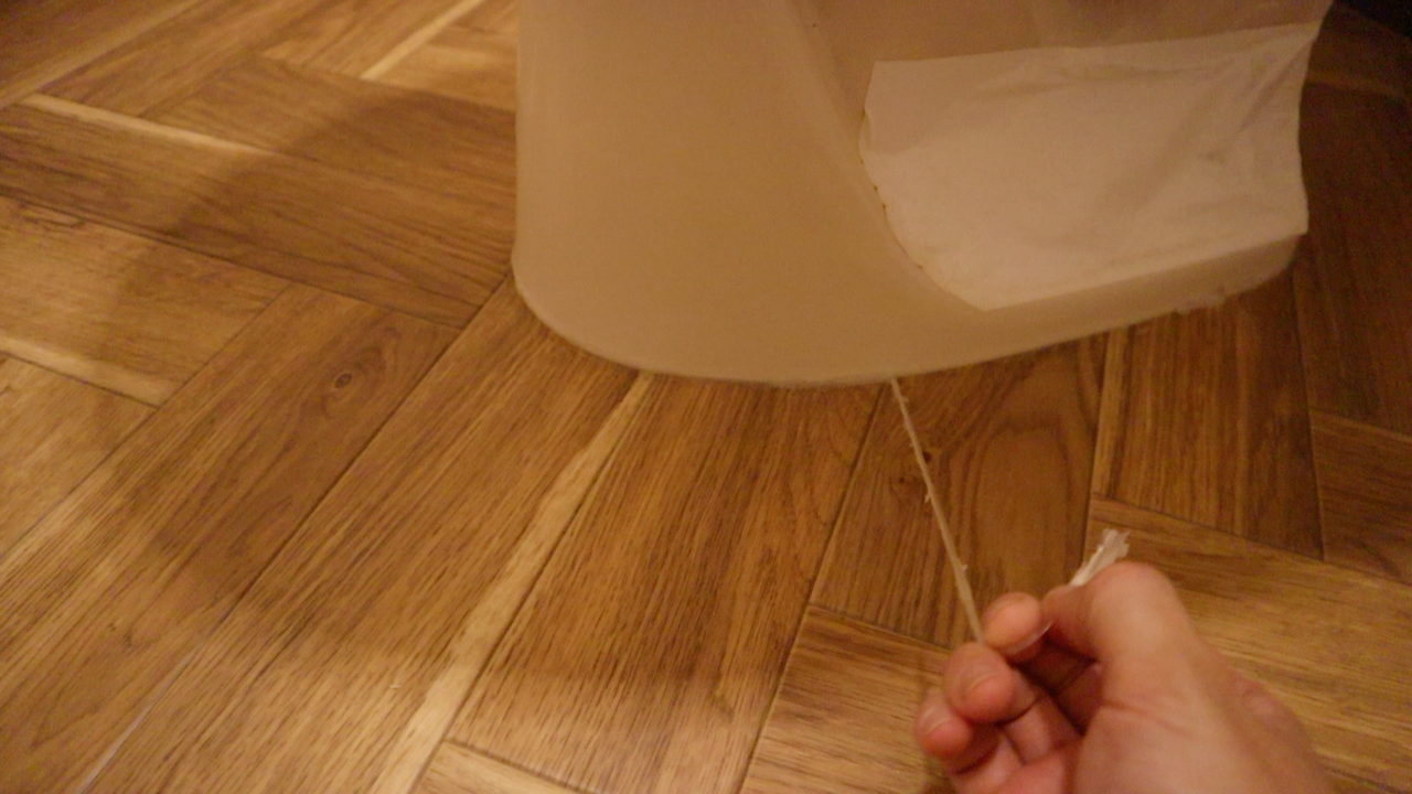 35原状回復《トイレ》1年3ヶ月間 貼っていたクッションフロアをはがす