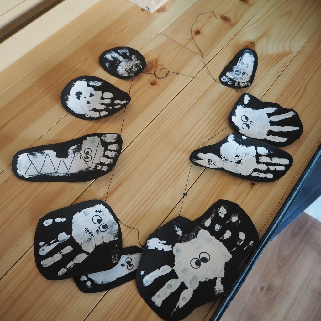 即席ハロウィン飾り 画用紙で手形アート ハサミで切るだけ Ehamiの賃貸diyリノベーション Diyで造るお気に入りの暮らし Powered By ライブドアブログ