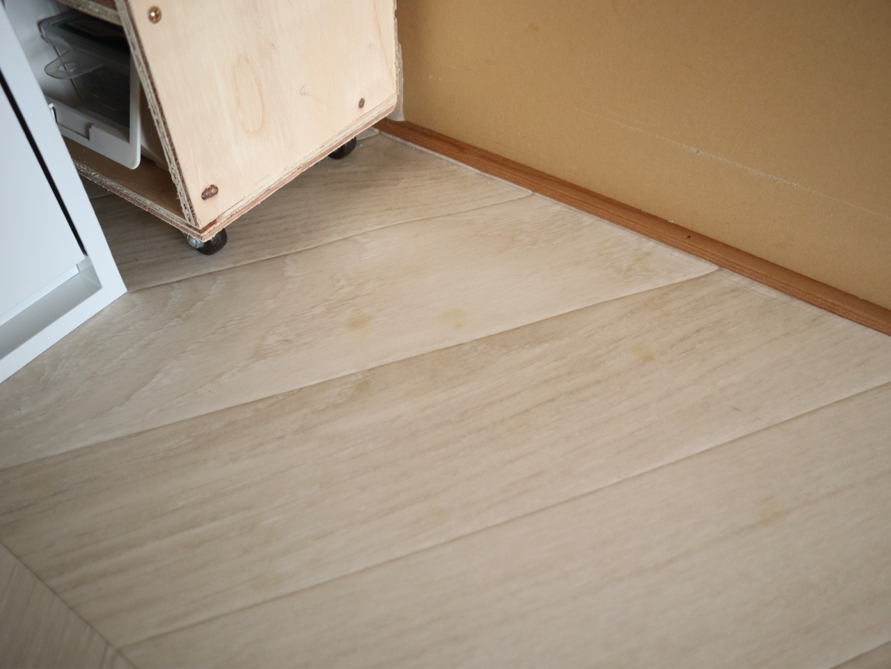 寝室diy 2 クッションフロアに恐怖の ゴム汚染 ご存知ですか えはみのdiyと暮らしブログ Powered By ライブドアブログ