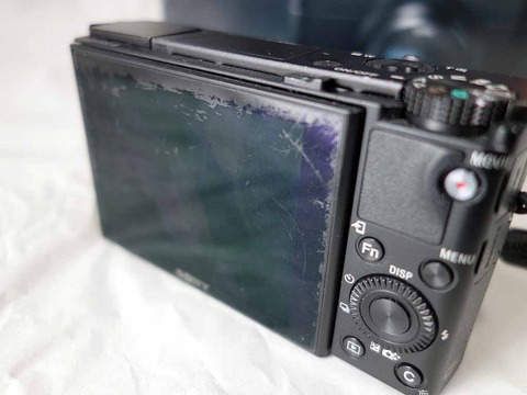 DSC-RX100M3の液晶画面コーティングが剥げてボロボロなので交換修理に