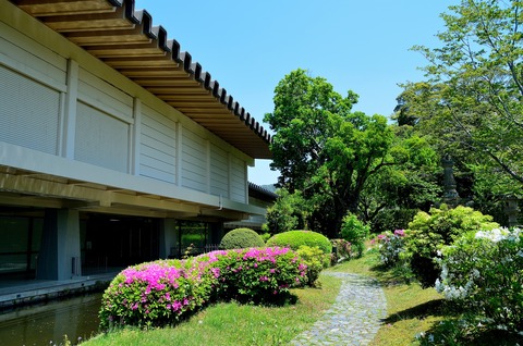 奈良国立博物館　新館と庭園風景