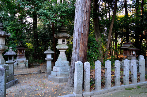 天照皇大神宮（左）と椿山神社（右）