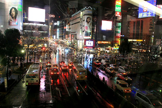 雨の日の渋谷スクランブル交差点 カメラ大好き