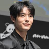 日韓共同制作ドラマ「魔物」：麻生久美子と塩野瑛久の初共演にファン熱狂！