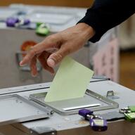 衆院選での「民主党」票の行方を探る：法律の視点から考察する