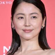 長澤まさみのリラックスショット：美しさが引き立つ横たわる姿