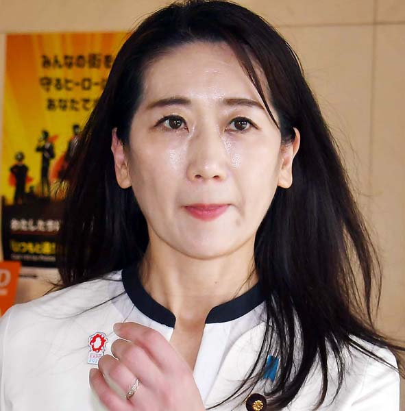 エッフェル塔でのポーズが引き起こした自民党の危機とは