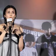柴咲コウ、透け感ドレスで美デコルテを披露！舞台挨拶の様子を振り返る