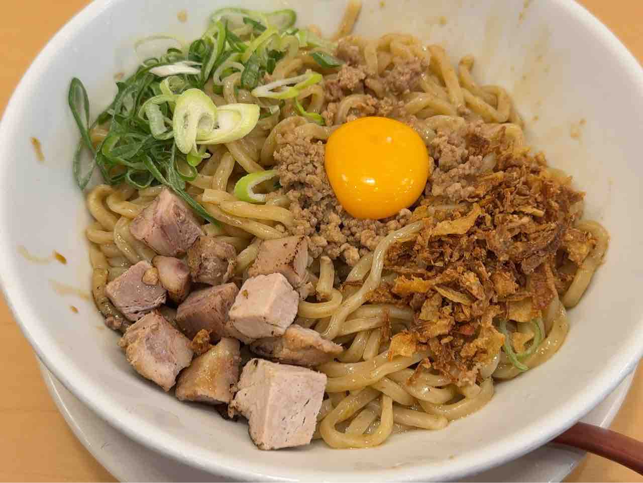 濃厚な甘辛タレが絡んだ太麺の極まぜそば 1.5倍盛り 神戸市中央区三宮