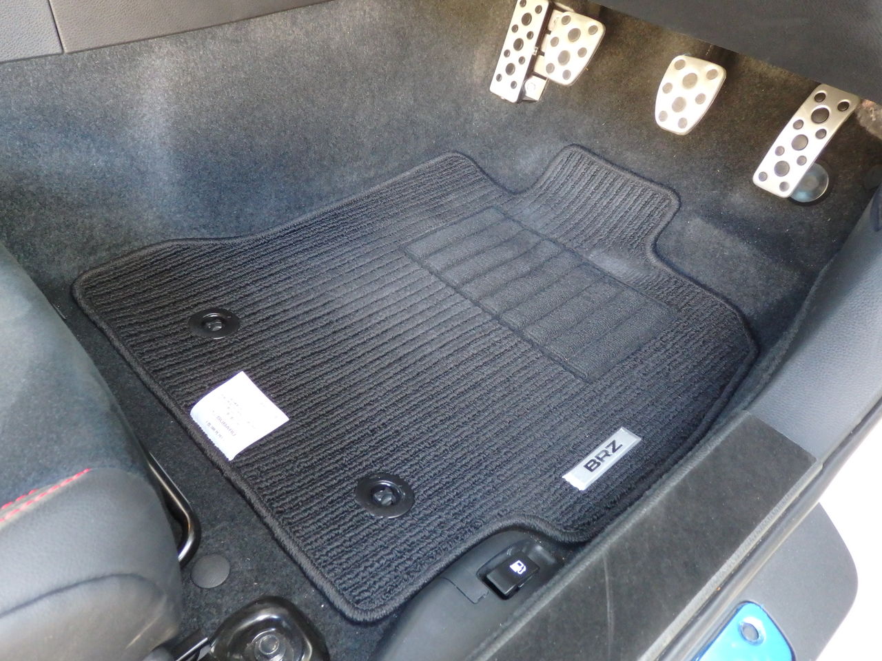 後付けヒールパッドでフロアマットのヘタり対策 Brzで快適生活 後付けヒールパッドでフロアマットのヘタり対策 Brzで快適生活