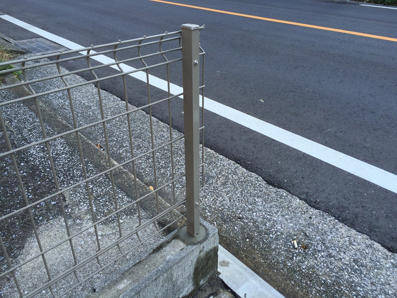 車でぶつけたフェンスの柱を 1本だけ 取り替える工事 ブロック屋ほろさんのblog