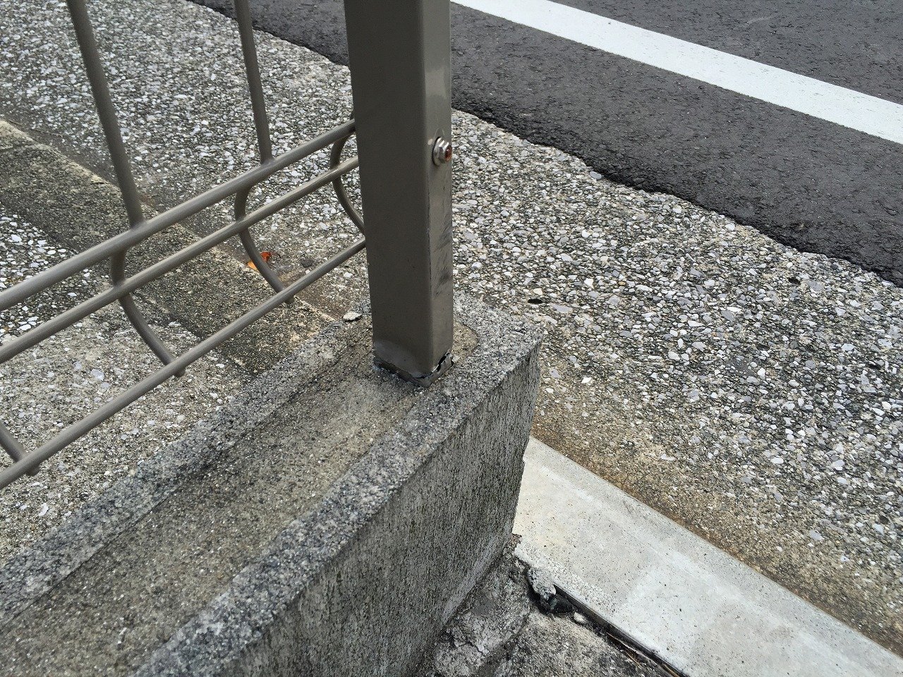 車でぶつけたフェンスの柱を 1本だけ 取り替える工事 ブロック屋ほろさんのblog