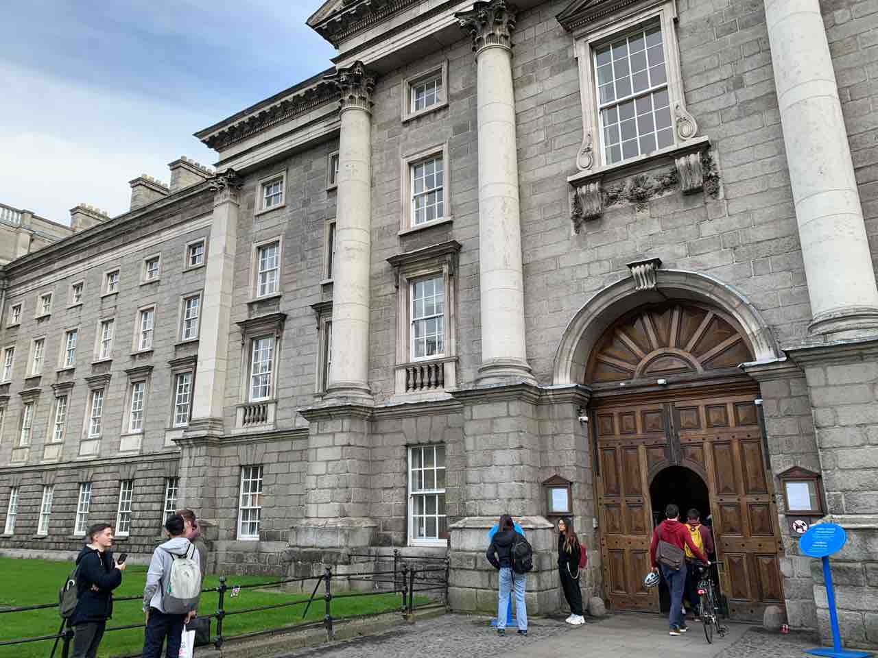 アイルランド ダブリンの旅 世界最高の図書室 ケルズの書が眠るオールド ライブラリーの紹介 400年以上の歴史を持つトリニティ カレッジ Perry 旅ラジオの人 アイルランド ダブリンの旅 世界最高の図書室 ケルズの書が眠るオールド ライブラリーの紹介 400年以上の歴史を持つトリニティ カレッジ Perry 旅ラジオの人
