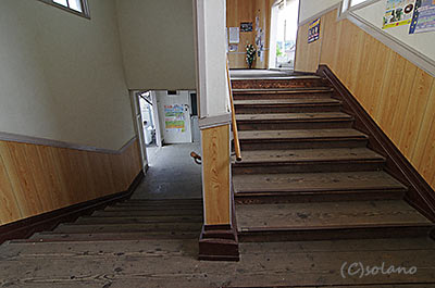 尾奈駅、駅舎内の階段