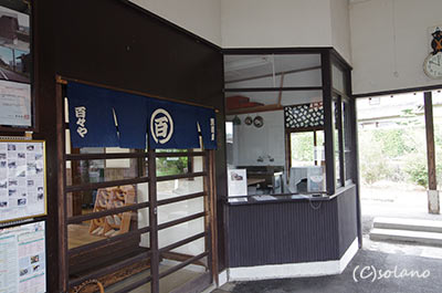 遠江一ノ宮駅、木造駅舎内のそば屋「百々や」